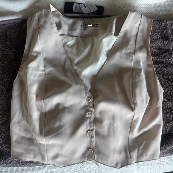 Fashion Nova Cream Sleeveless Button-Front V-Neck Top - Picture 6 of 6